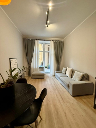 Īrei pieejams 3-istabu dzīvoklis Rīgas Centrā - Skolas ielā 13, Rīgā.  Dzīvokļa plānojums Rīga - foto 1