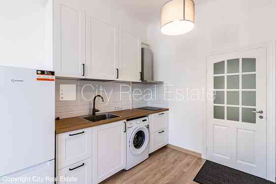 Фасадный дом, закрытый двор, вход со двора, окна выходят на улицу, студио, кухня Рига