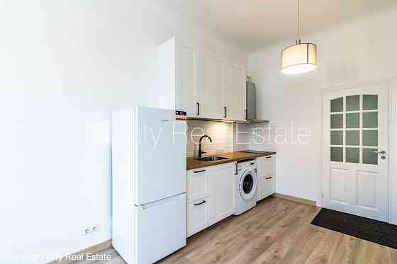 Фасадный дом, закрытый двор, вход со двора, окна выходят на улицу, студио, кухня Рига