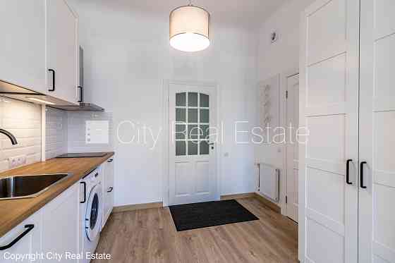 Фасадный дом, закрытый двор, вход со двора, окна выходят на улицу, студио, кухня Рига