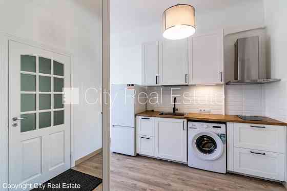 Фасадный дом, закрытый двор, вход со двора, окна выходят на улицу, студио, кухня Рига