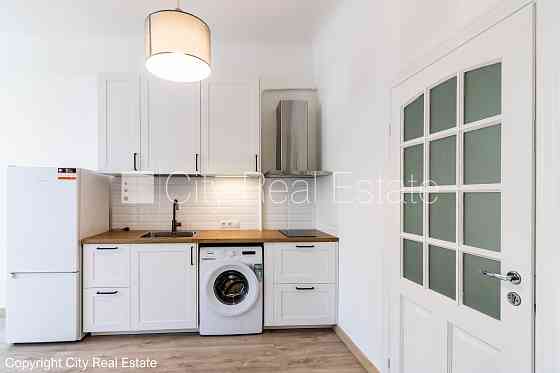 Фасадный дом, закрытый двор, вход со двора, окна выходят на улицу, студио, кухня Рига