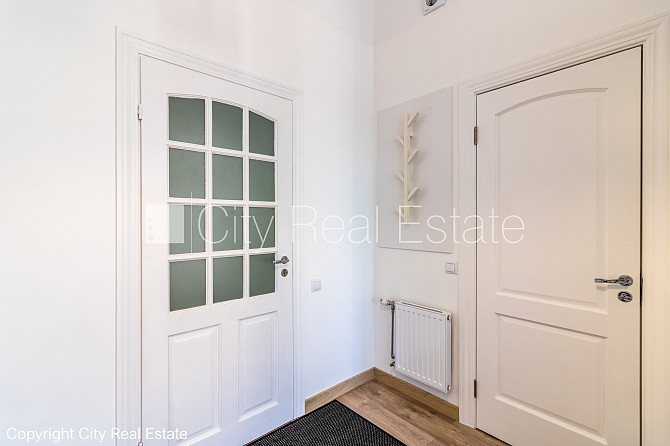 Фасадный дом, закрытый двор, вход со двора, окна выходят на улицу, студио, кухня Рига - изображение 19