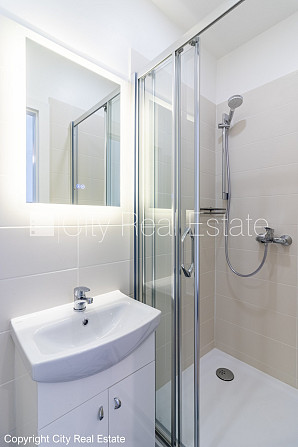 Фасадный дом, закрытый двор, вход со двора, окна выходят на улицу, студио, кухня Рига - изображение 18