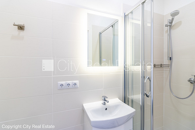 Фасадный дом, закрытый двор, вход со двора, окна выходят на улицу, студио, кухня Рига - изображение 16