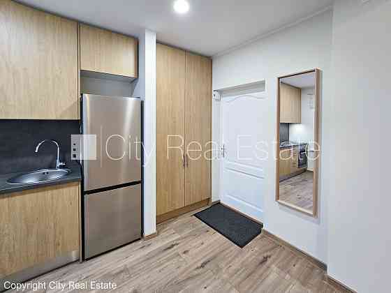 Здание во дворе, территория обнесена забором, закрытая территория, одна Рига