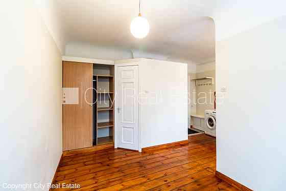 Дом во дворе, территория обнесена забором, вход со двора, лестничная клетка после Rīga