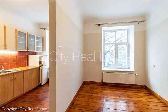 Дом во дворе, территория обнесена забором, вход со двора, лестничная клетка после Rīga