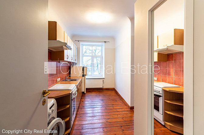 Дом во дворе, территория обнесена забором, вход со двора, лестничная клетка после Рига - изображение 9