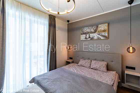 Новостройка, благоустроенный озеленённый двор, вход со двора, во дворе детская Rīga