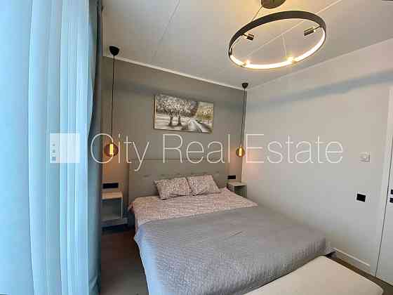 Новостройка, благоустроенный озеленённый двор, вход со двора, во дворе детская Rīga