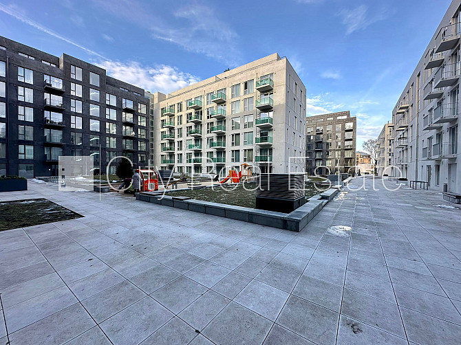 Jaunceltne, labiekārtots apzaļumots pagalms, ieeja no pagalma, pagalmā bērnu spēļu laukums, Rīga - foto 13