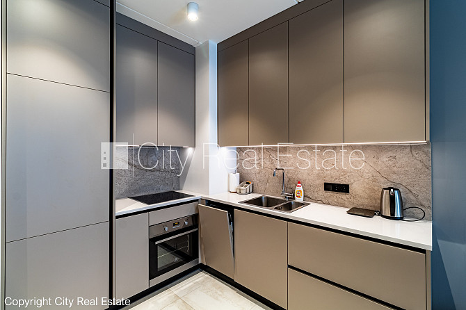 Jaunceltne, labiekārtots apzaļumots pagalms, ieeja no pagalma, pagalmā bērnu spēļu laukums, Rīga - foto 4