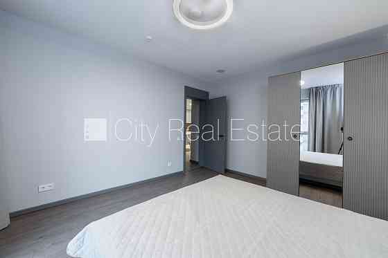 Новостройка, энергоэффективный дом, территория обнесена забором, вход с улицы, во Рига