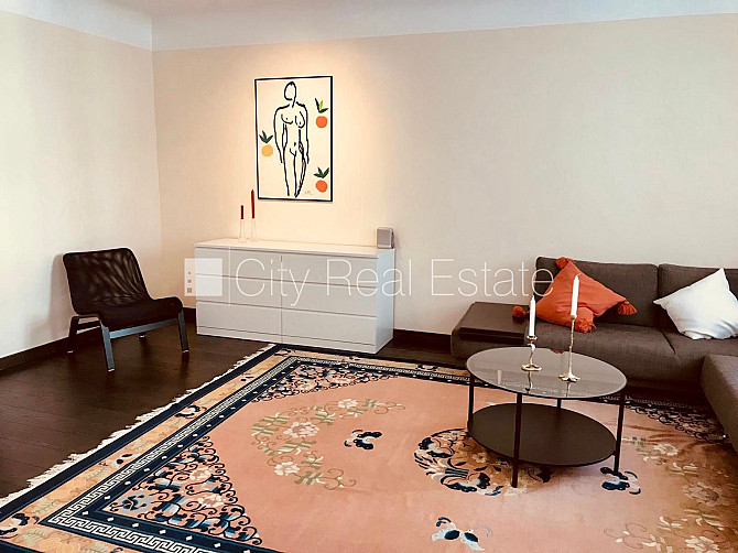 Дом во дворе, реновированный дом, зеленая территория, озеленённая территория со Рига - изображение 3