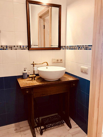 Дом во дворе, реновированный дом, зеленая территория, озеленённая территория со Рига - изображение 7