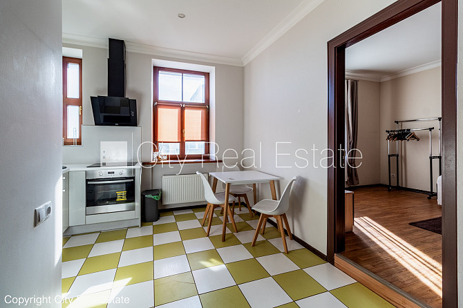 Здание во дворе, закрытый двор, территория обнесена забором, место для машины, Рига - изображение 1