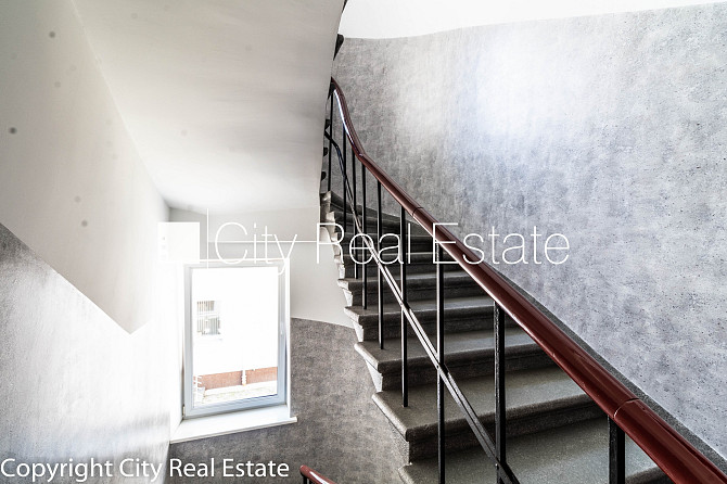 Закрытый двор, место для машины, лестничная клетка после косметического ремонта, Рига - изображение 10