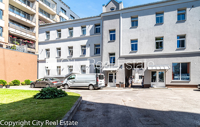 Закрытый двор, место для машины, лестничная клетка после косметического ремонта, Рига - изображение 11