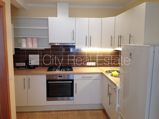 Закрытый двор, место для машины, лестничная клетка после косметического ремонта, Рига - изображение 5