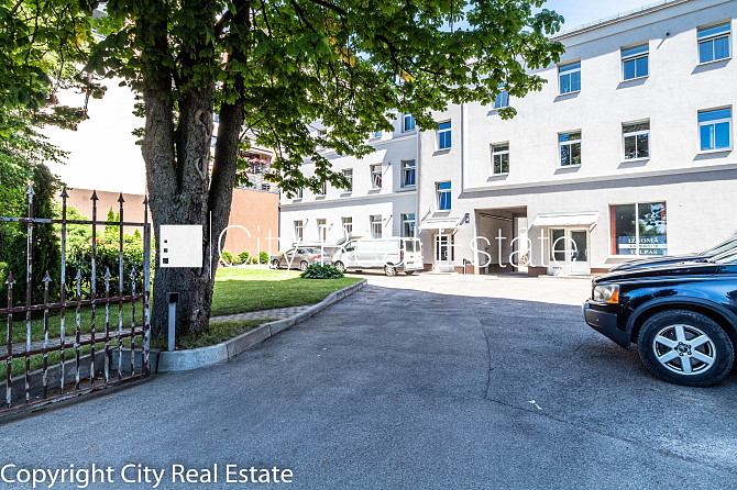 Закрытый двор, место для машины, лестничная клетка после косметического ремонта, Рига - изображение 12