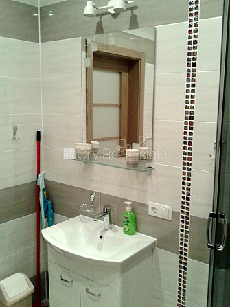 Закрытый двор, место для машины, лестничная клетка после косметического ремонта, Рига - изображение 8