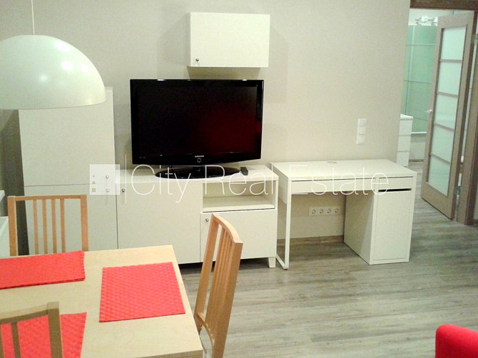 Закрытый двор, место для машины, лестничная клетка после косметического ремонта, Рига - изображение 3