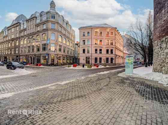 Veikala telpas Vecrīgā Smilšu ielā 3. Pie telpām var piebraukt un apstāties ar auto.  Ieeja no Smilš Rīga