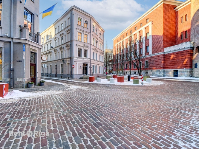 Veikala telpas Vecrīgā Smilšu ielā 3. Pie telpām var piebraukt un apstāties ar auto.  Ieeja no Smilš Рига - изображение 6