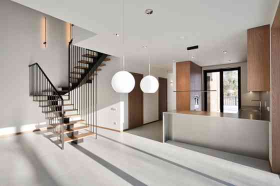 Продается стильный и современный дом премиум-класса (дуплекс) в одном из самых Jūrmala