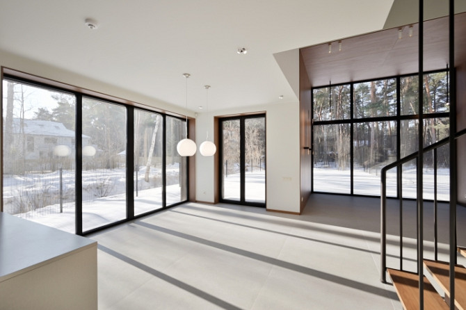 Pārdod stilīgu un energoefektīvu premium klases dvīņu māju Mellužos, vienā no klusākajām Jūrmala - foto 1