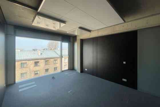 Эксклюзивный офис с частным выходом на террасу!  Офис расположен в бизнес-центре Rīga