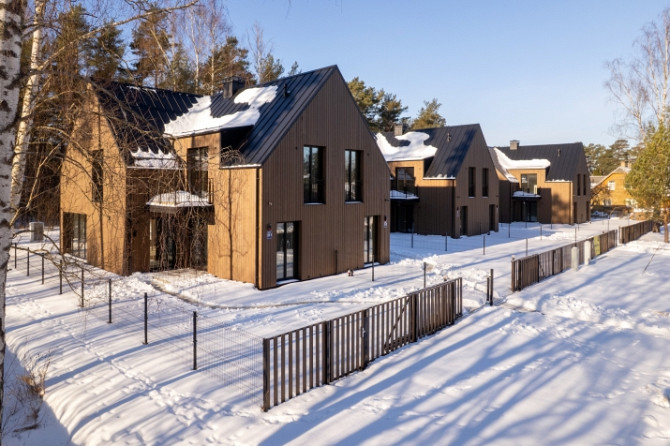 Pārdod stilīgu un energoefektīvu premium klases dvīņu māju Mellužos, vienā no klusākajām Jūrmala - foto 1