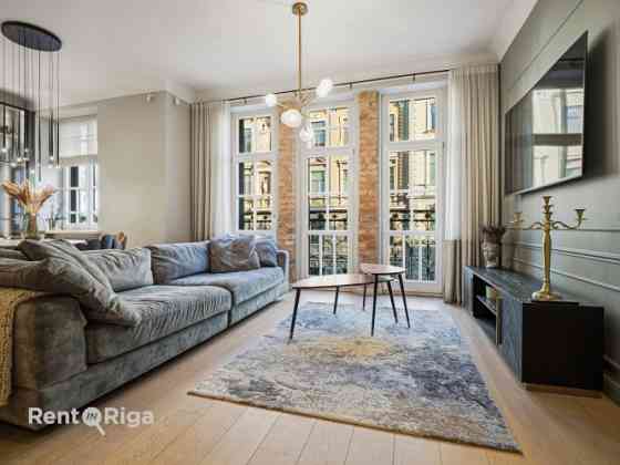 Īrei tiek piedāvāts 4 istabu dzīvoklis renovētā, labi uzturētā vēsturiskā namā Blaumaņa ielā, Rīgas  Rīga