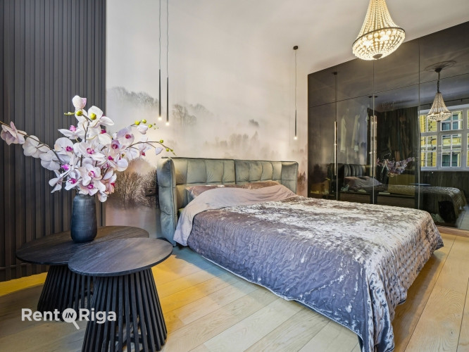 Īrei tiek piedāvāts 4 istabu dzīvoklis renovētā, labi uzturētā vēsturiskā namā Blaumaņa Rīga - foto 9