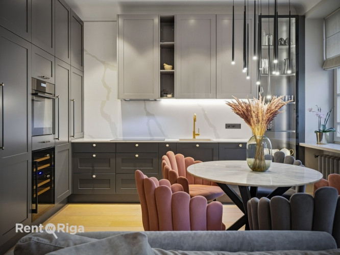 Īrei tiek piedāvāts 4 istabu dzīvoklis renovētā, labi uzturētā vēsturiskā namā Blaumaņa Rīga - foto 5