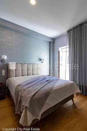 Фасадный дом, вход с улицы, лестничная клетка после капитального ремонта, окна Rīga