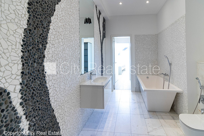 Fasādes māja, ieeja no ielas, kāpņu telpa pēc kapitālā remonta, logi vērsti uz pagalma Rīga - foto 13