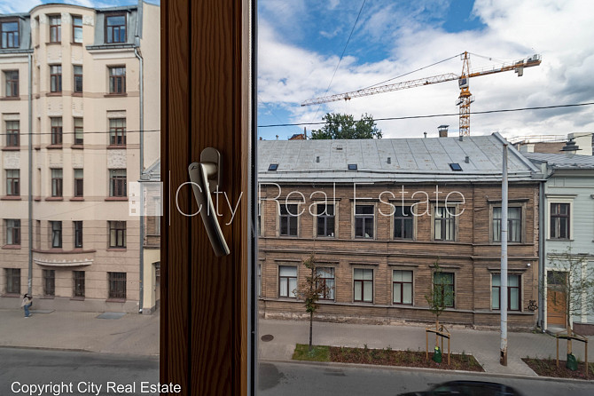 Fasādes māja, renovēta māja, ieeja no ielas, ir lifts, kāpņu telpa pēc kapitālā remonta, Rīga - foto 12