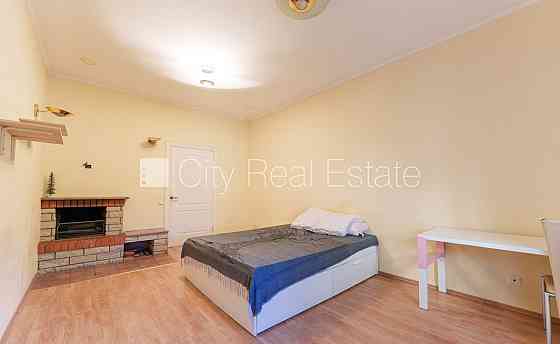 Дом во дворе, закрытый двор, окна выходят в обе стороны дома, изолированные Рига