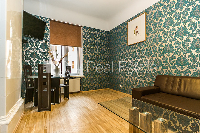 Renovēta māja, fasāde ar dekoratīvo apmetumu, slēgts pagalms, balkons 2 m2, logi vērsti uz Rīga - foto 1