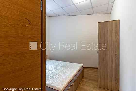 Новостройка, благоустроенный озеленённый двор, вход с улицы, лифт, лестничная Rīga