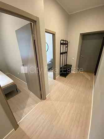 Здание во дворе, реновированный дом, закрытый двор, вход со двора, лестничная Rīga