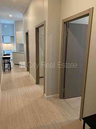 Здание во дворе, реновированный дом, закрытый двор, вход со двора, лестничная Rīga