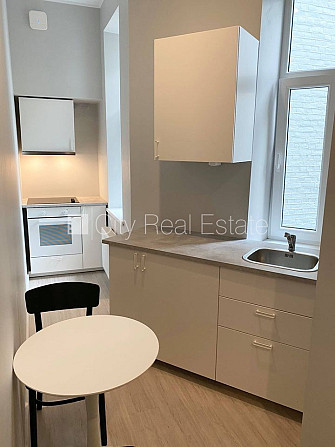 Pagalma ēka, renovēta māja, slēgts pagalms, ieeja no pagalma, kāpņu telpa pēc kapitālā Rīga - foto 14