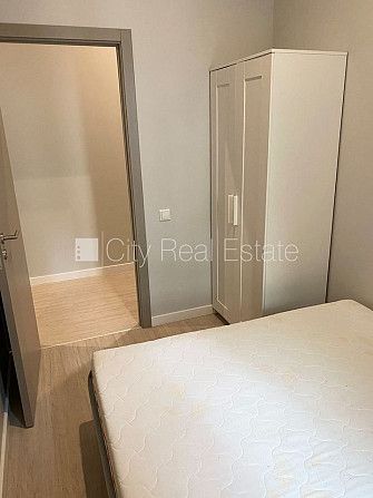 Pagalma ēka, renovēta māja, slēgts pagalms, ieeja no pagalma, kāpņu telpa pēc kapitālā Rīga - foto 6