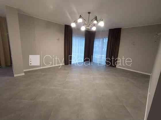 Частный дом, благоустроенный озеленённый двор, территория обнесена железным Rīga