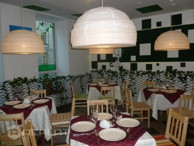 Lieliska un potenciāla vieta veikalam, restorānam vai cita veida komercdarbībai. Ēkai ir divi Rīga - foto 12