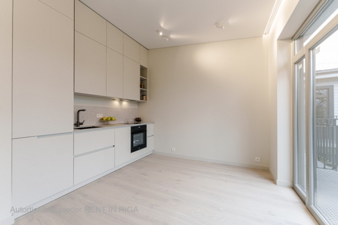 Предлагаем квартиру с панорамными окнами в отремонтированном проекте в Рига - изображение 2