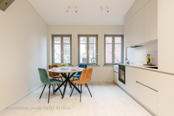 Jauns dzīvoklis ar kvalitatīvu apdari un mēbelēm Āgenskalna centrā.  Māja ar nelielu Rīga - foto 2